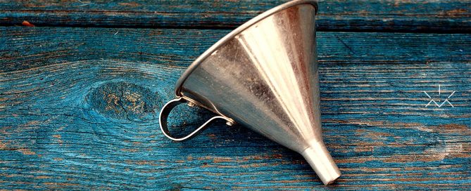 Imagem de um funil, conceituando a jornada de compra e funil de marketing.