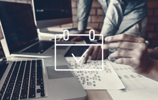 pessoas planejando em frente ao computador fazendo agendamento de postagens