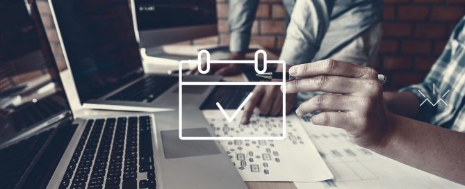 pessoas planejando em frente ao computador fazendo agendamento de postagens