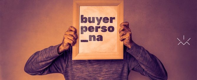 Homem segurando quador no rosto com os dizeres buyer persona.