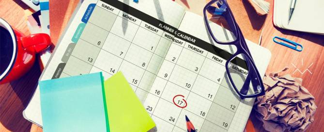 Mesa com papeis e um calendário editorial