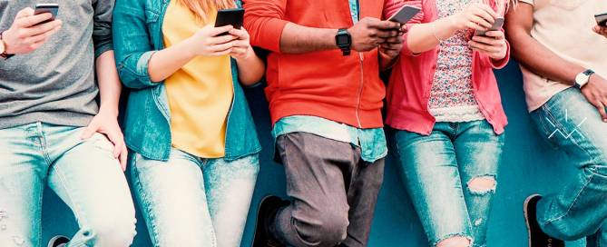 Jovens olhando conteúdos interativos no smartphone