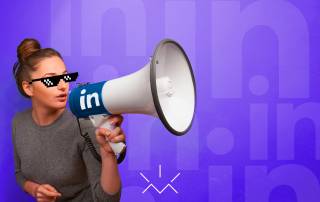 Mulher com megafone onde tem a marca do LinkedIn e óculos thug life