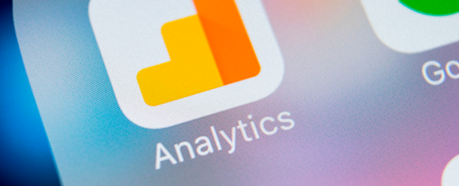 Close do Ícone do google analytics em um smartphone, ilustrando a matéria Migração para Google Analytics 4: como se preparar?